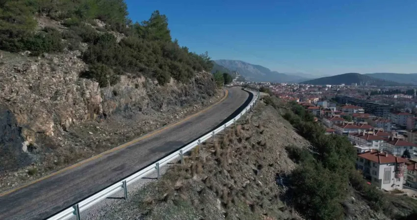 Büyükşehir ‘Güvenli Yollar’ İle Ulaşımı Kolaylaştırıyor Konforlu ulaşımın sağlanması amacıyla çalışmalarına devam eden Muğla Büyükşehir Belediyesi,