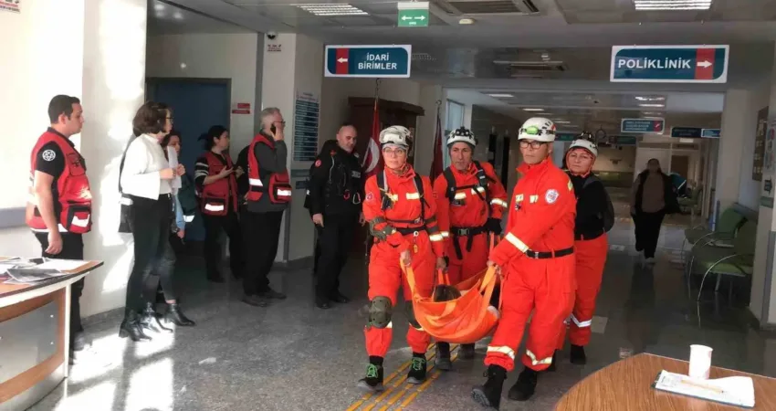 Muğla’nın Datça ilçesinde gerçekleştirilen deprem tatbikatında senaryo gereği meydana gelen