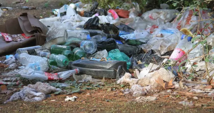 Fethiye’deki mesire alanı çöplüğe döndü Fethiye’nin Esenköy Mahallesi, Çırpı Mevkiindeki mesire alanı, doğaya atılan çöpler