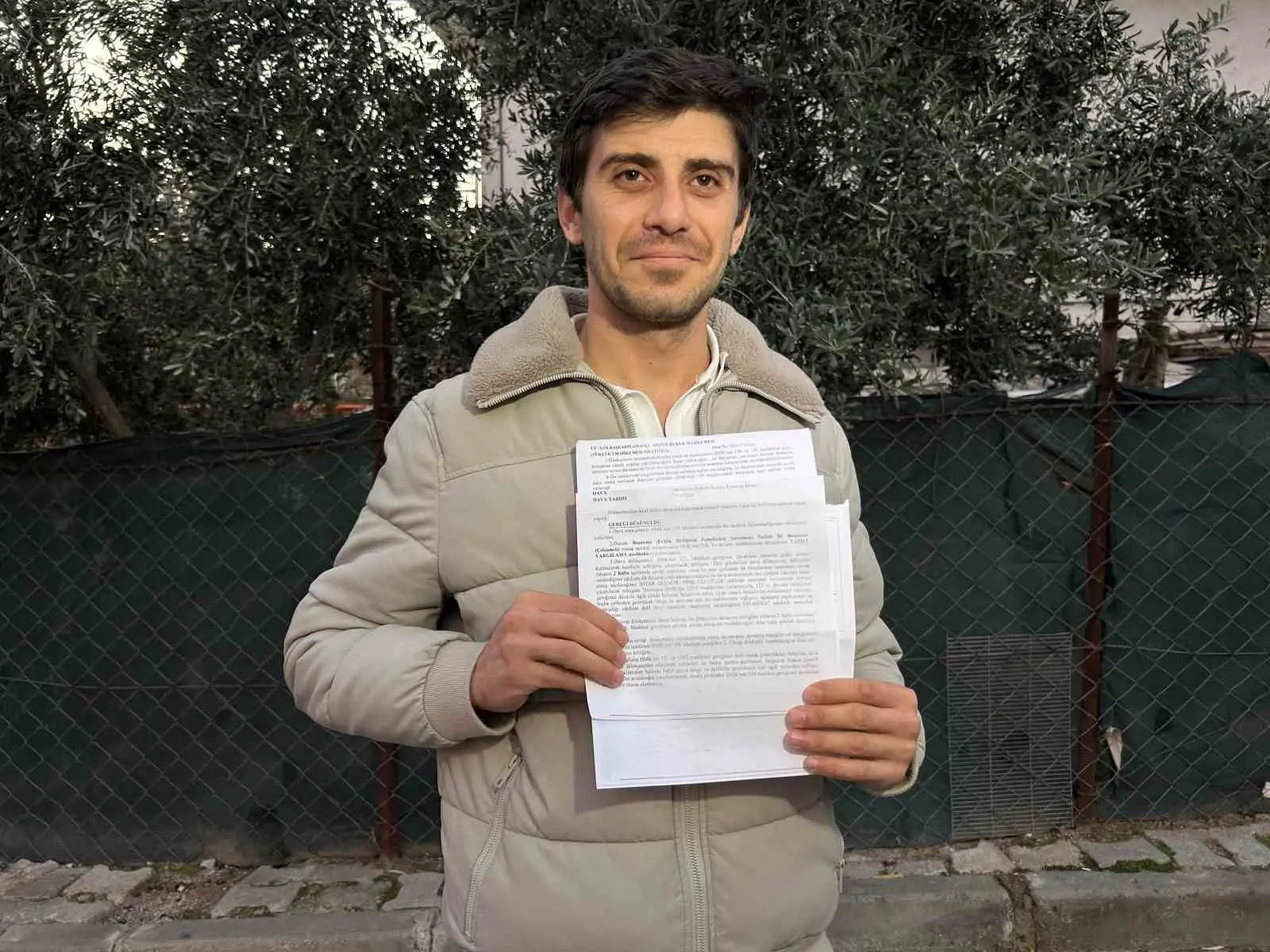 İzmir’in Bayraklı ilçesinde Aytuğ Arduç, hiç evlenmediği halde kendisine gönderilen