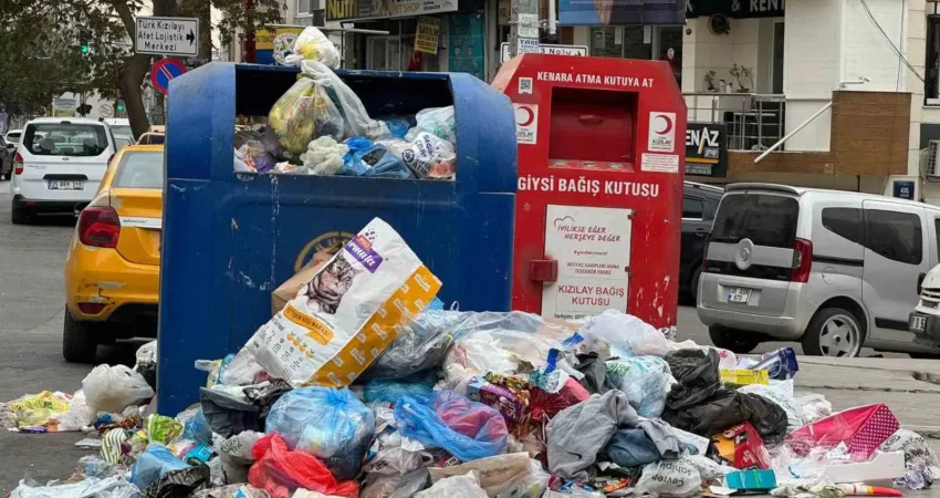 İzmir Buca’da belediye çalışanları iş bıraktı, ilçede çöp yığınları oluştu İzmir’in Buca ilçesinde belediye işçilerinin greve çıkması sonucu çöpler toplanmadı.