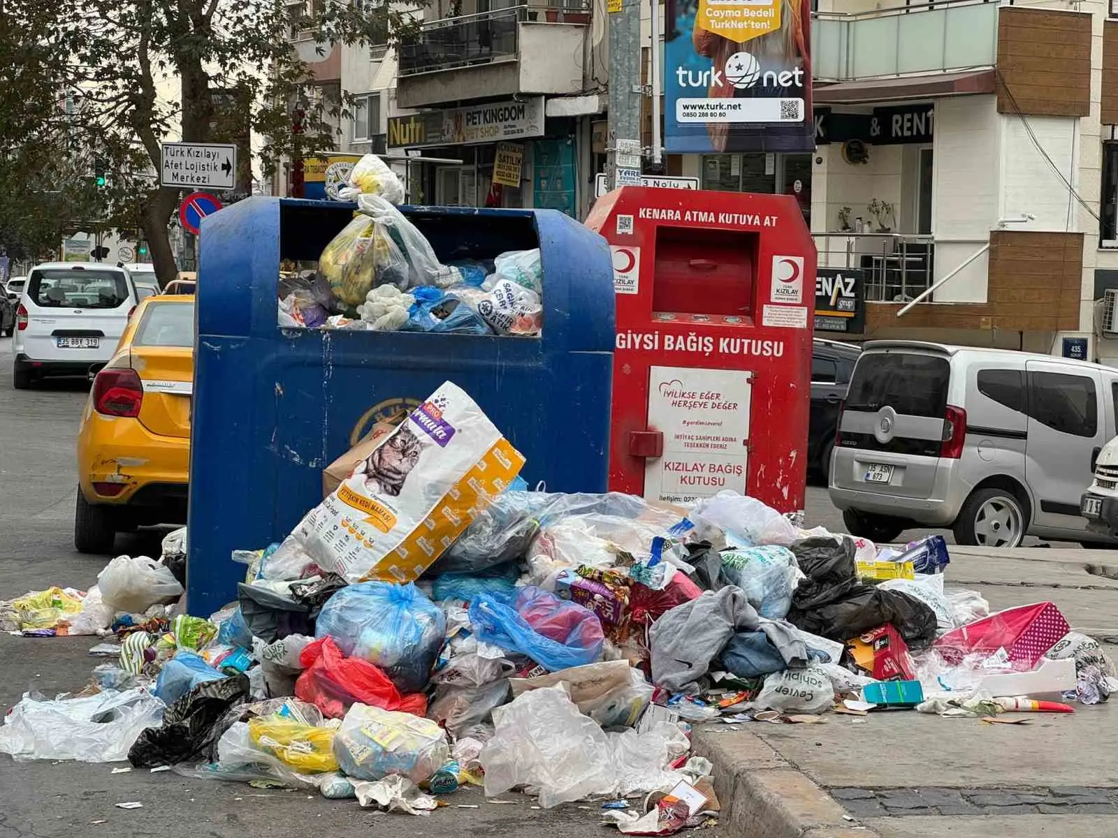 İzmir’in Buca ilçesinde belediye işçilerinin greve çıkması sonucu çöpler toplanmadı.