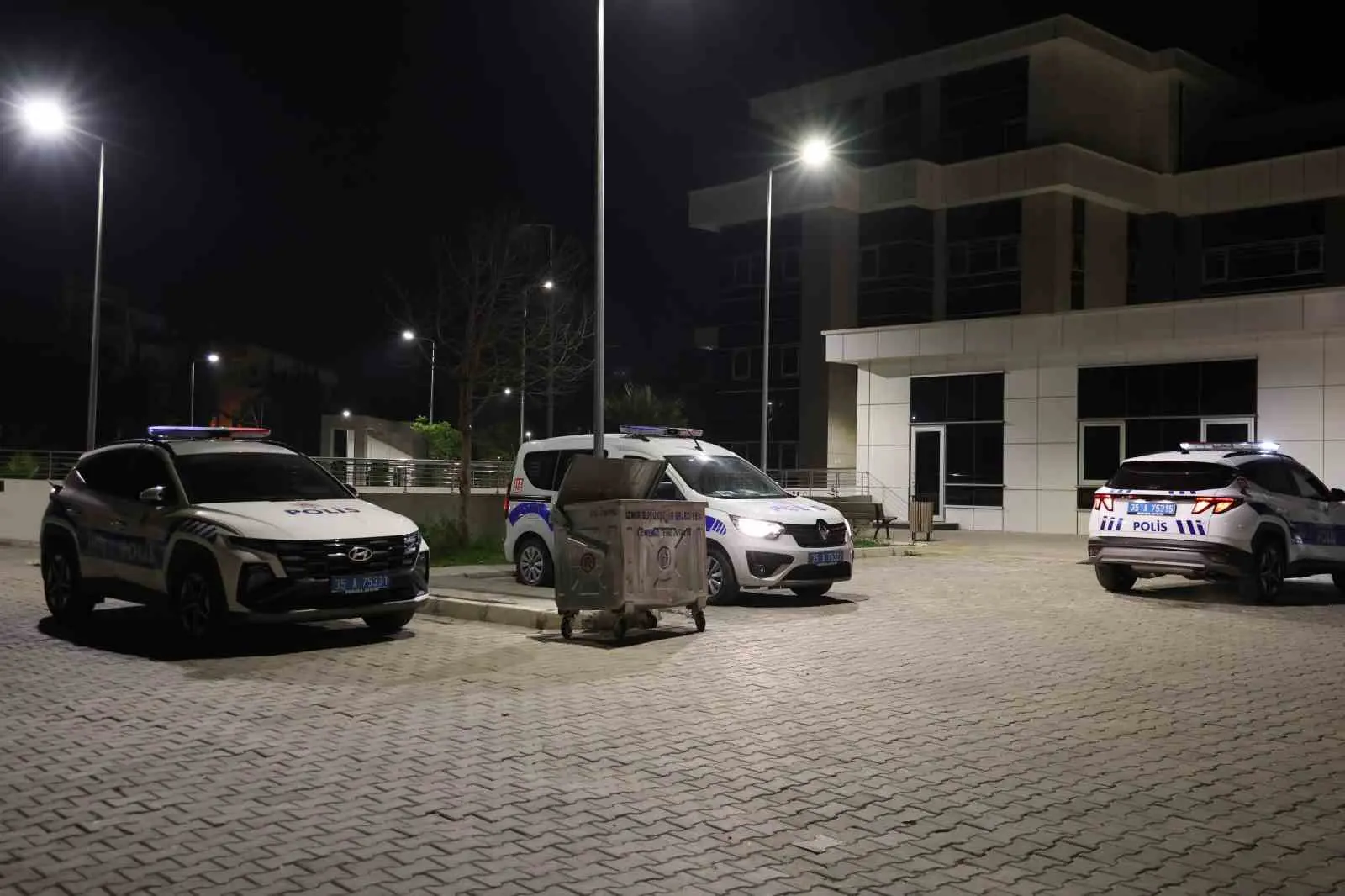 İzmir’in Çeşme ilçesinde iki grup arasında kız meselesi yüzünden çıktığı