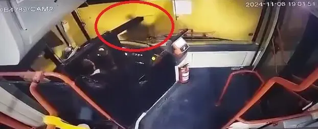 İzmir’in Balçova ilçesinde yolun karşısına geçmek isterken belediye otobüsünün altında