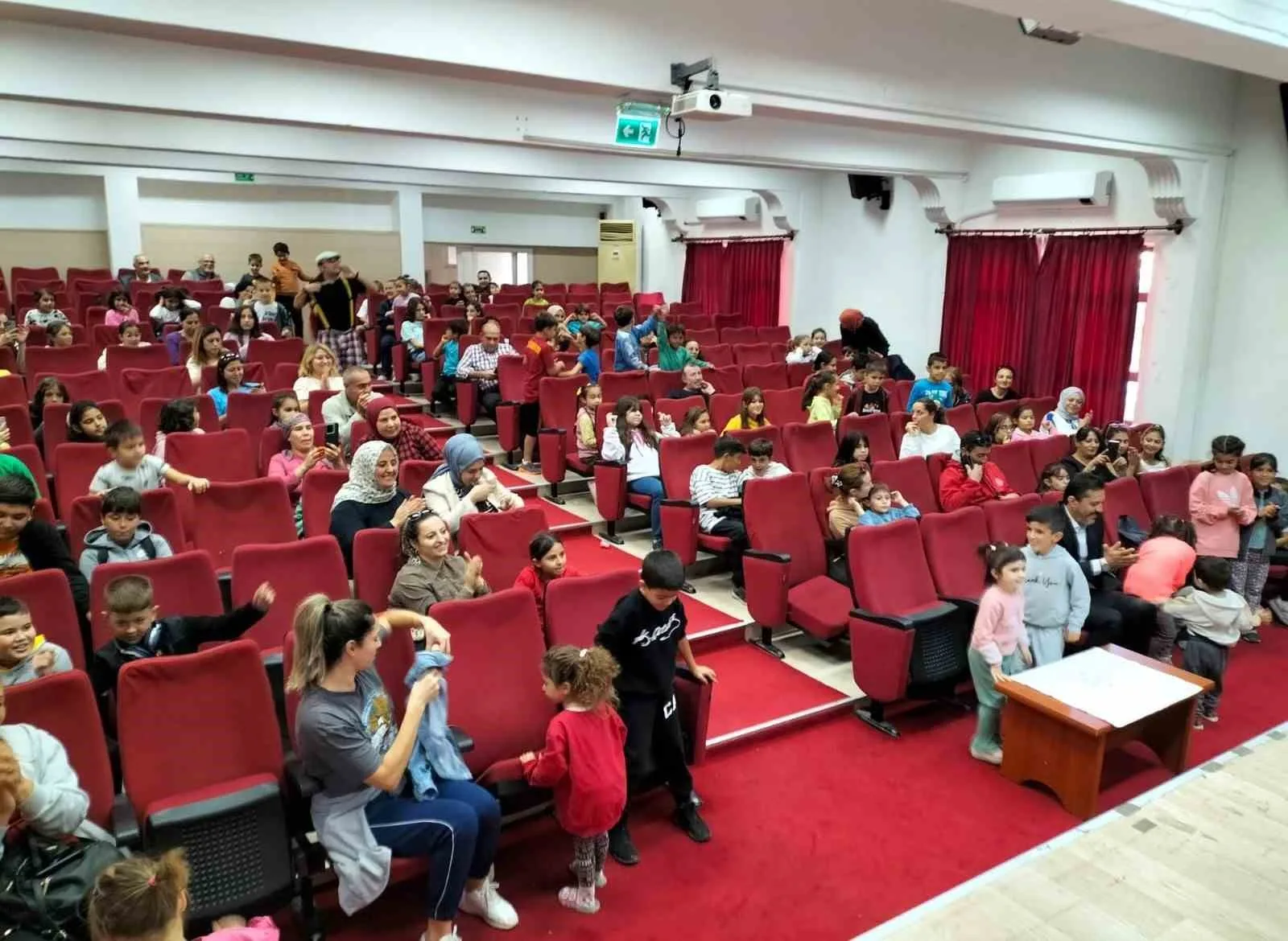 Muğla’nın Köyceğiz ilçesinde ara tatile giren çocuklar, ‘Arkadaşım Ben Geldim’