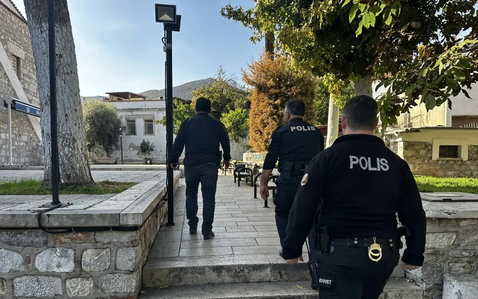 Milas İlçe Emniyet Müdürlüğü ekipleri, ilçede dilencilikle mücadele kapsamında kapsamlı