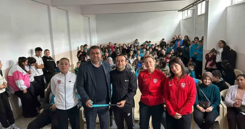 Milli hokey sporcuları, mezun oldukları Menteşe Cumhuriyet Ortaokulu’nda öğrencilerle bir