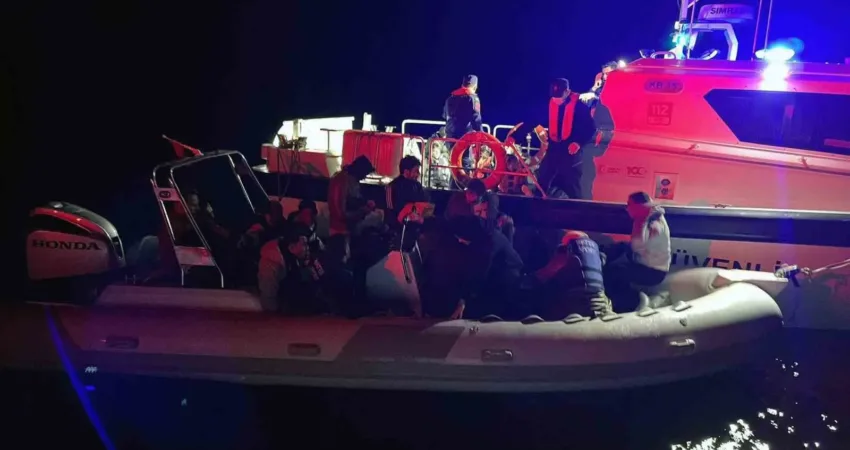 Muğla’nın Fethiye ilçesi açıklarında hareket halindeki lastik bot içinde 12’si