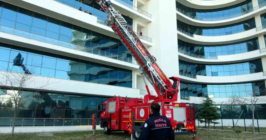 Muğla’da gerçeğini aratmayan yangın tatbikatı Muğla Eğitim ve Araştırma Hastanesi’nde muhtemel yangınlara hazırlık amacıyla tatbikat