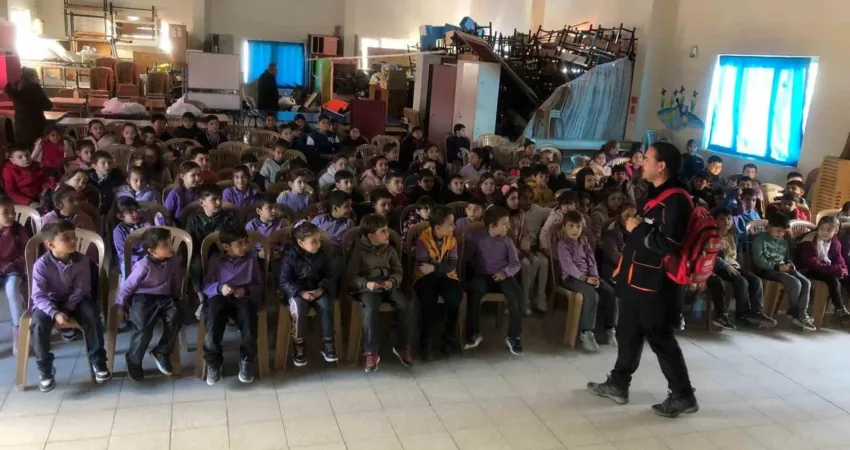 Muğla’da öğrencilere afet farkındalık eğitimi verildi Muğla’nın Ula ilçesinde ilkokul öğrencilerine verilen afet farkındalık eğitimiyle, minikler