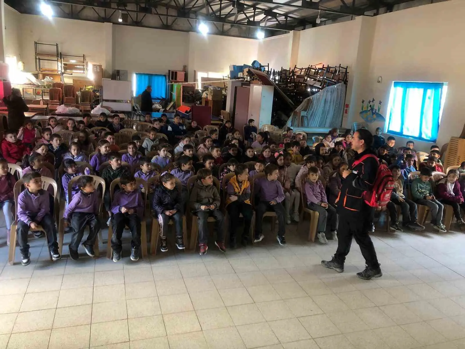 Muğla’nın Ula ilçesinde ilkokul öğrencilerine verilen afet farkındalık eğitimiyle, minikler