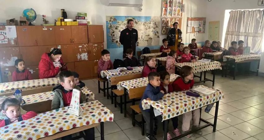 Yatağanda afet farkındalık eğitimi verildi Muğla’nın Yatağan ilçesine bağlı Turgut İlköğretim Okulu’nda öğrencilere ve öğretmenlere