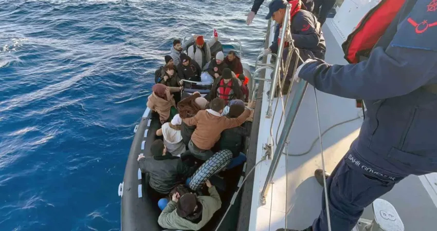 Muğla’nın Marmaris ilçesi açıklarında hareket halindeki lastik bot için 31