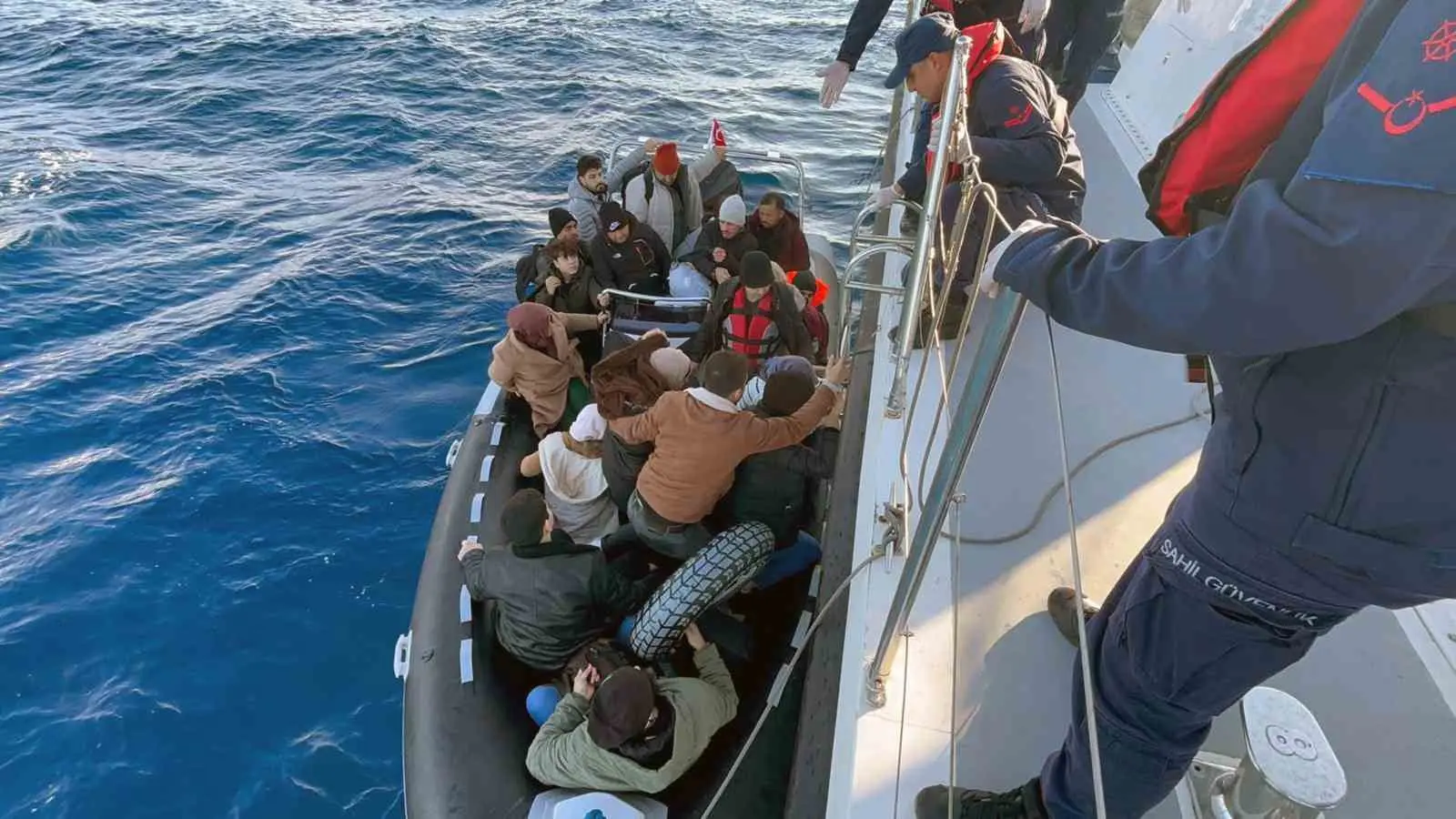 Muğla’nın Marmaris ilçesi açıklarında hareket halindeki lastik bot için 31