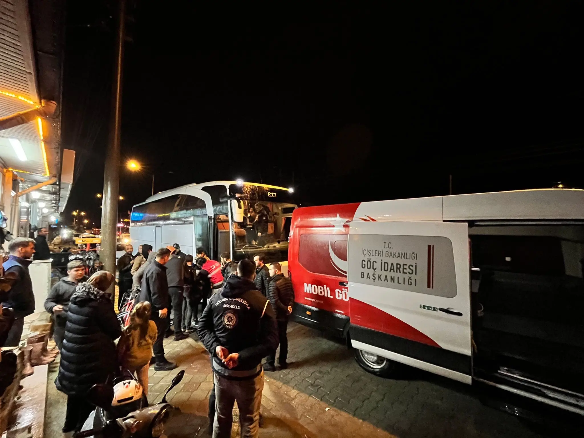 Fethiye’nin Karaçulha Mahallesi’nde düzenlenen operasyonda, 140 düzensiz ve kayıtsız göçmen