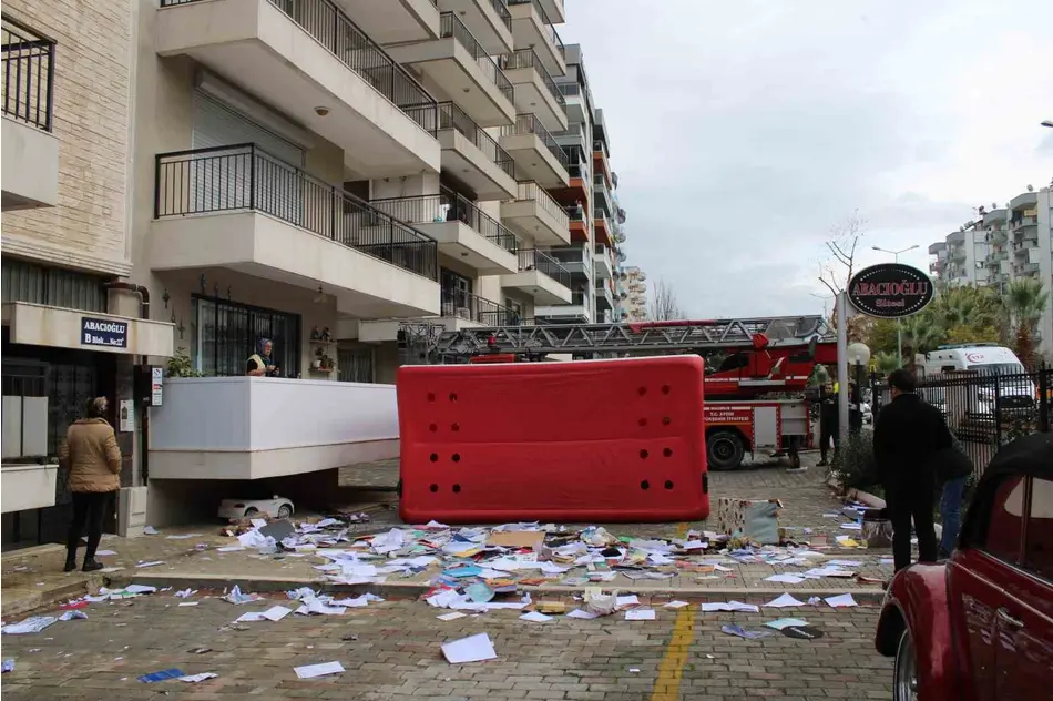 Aydın’ın Efeler ilçesinde sinir krizi geçiren kadın evinde bulunan eşyaları