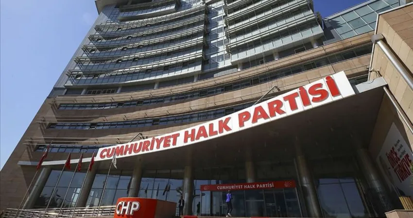 CHP’de bildiri krizi! 13 vekil imza atmadı CHP Genel Başkanı Özgür Özel ve genel merkez yönetiminin politikalarını
