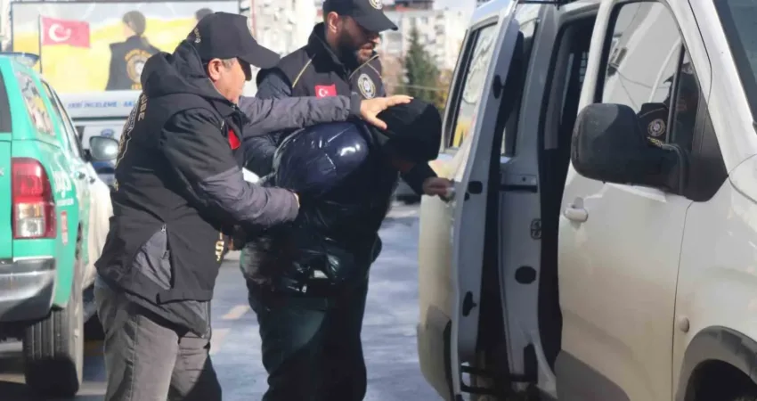 İzmir’in Bayraklı ilçesinde 35 yıllık komşusunun duvarını delip çeyizlik eşyalarını