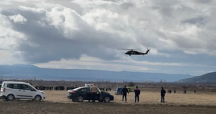 Helikopter kazasında şehit olan askerlerin kimlikleri belli oldu Isparta'nın Keçiborlu ilçe merkezinde bir akaryakıt istasyonunun yanına askeri helikopter