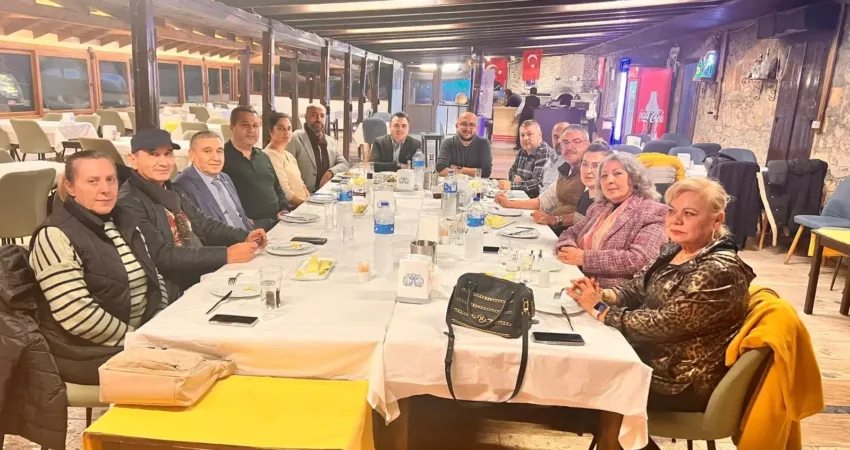 Hür Düşünce Platformu Diş Hekimleri Odası ile bir araya geldi Hür Düşünce Platformu yılın son toplantısında, diş hekimliğinin Türkiye’deki mevcut