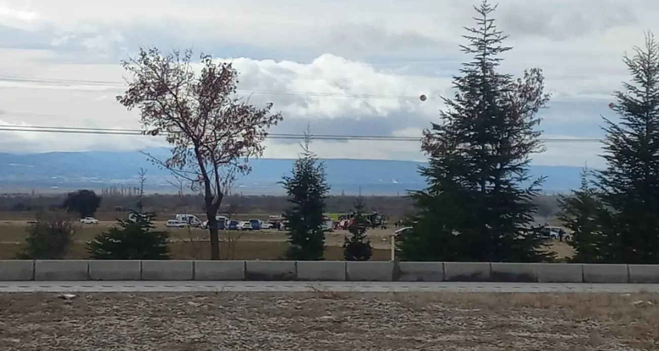 Isparta'nın Keçiborlu ilçesindeki bir akaryakıt istasyonu yanına Kara Havacılık Okulu'na