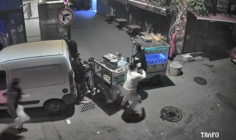 İzmir’in Konak ilçesi Alsancak semtinde yol verme tartışması kavgaya dönüşünce