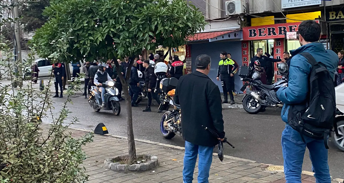 İzmir’in Konak ilçesinde bir genç, annesinin birlikte yaşadığı berberi silahla