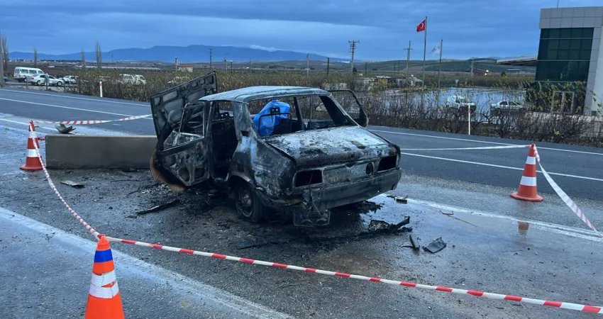 Manisa'nın Alaşehir ilçesinde seyir halindeki otomobilin alev alması sonucu araç