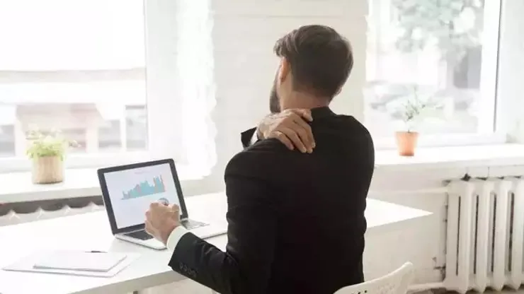 Boyun düzleşmesinin uzun süre masa başında çalışan kişilerde sık görülen