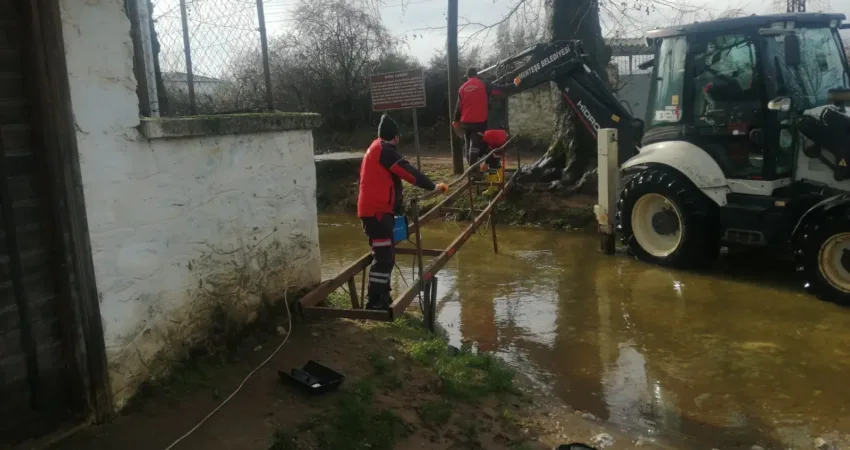 Menteşe ekipleri aşırı yağışta 50 personel 7 iş makinası ile sahadaydı Menteşe Belediye Başkanı Şehir Plancısı Gonca Köksal, yoğun yağış nedeniyle