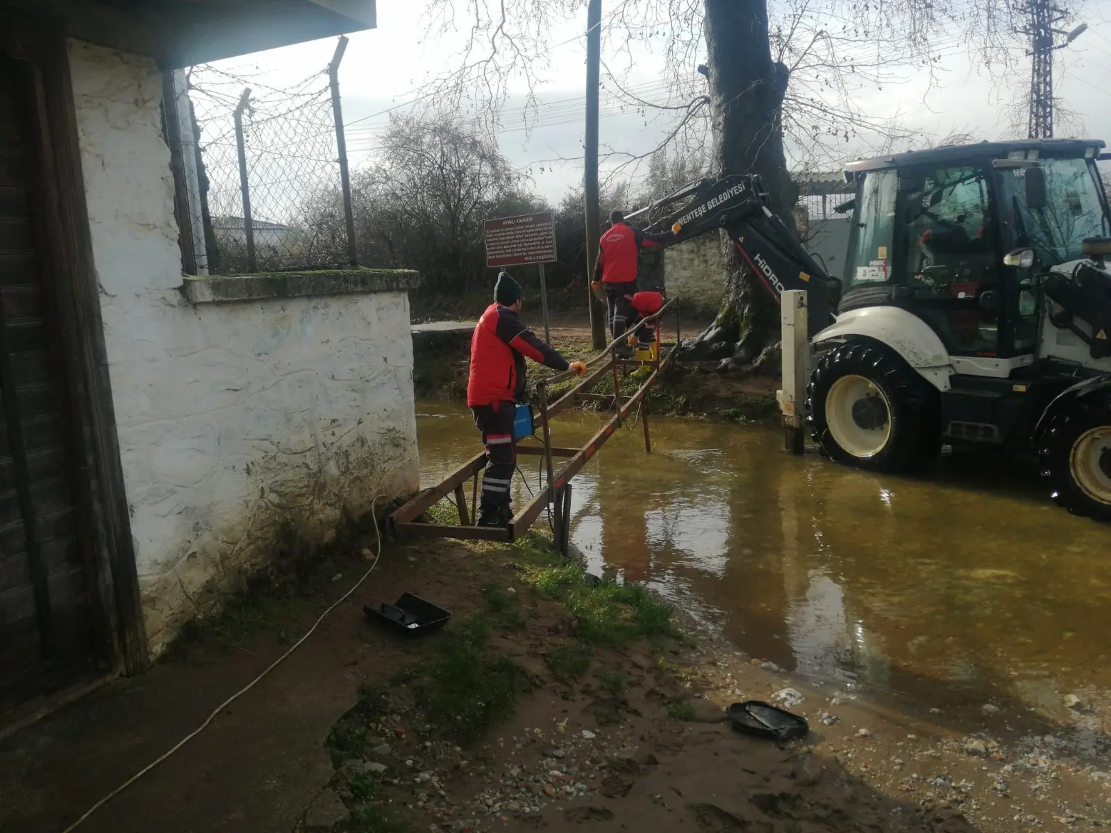 Menteşe Belediye Başkanı Şehir Plancısı Gonca Köksal, yoğun yağış nedeniyle