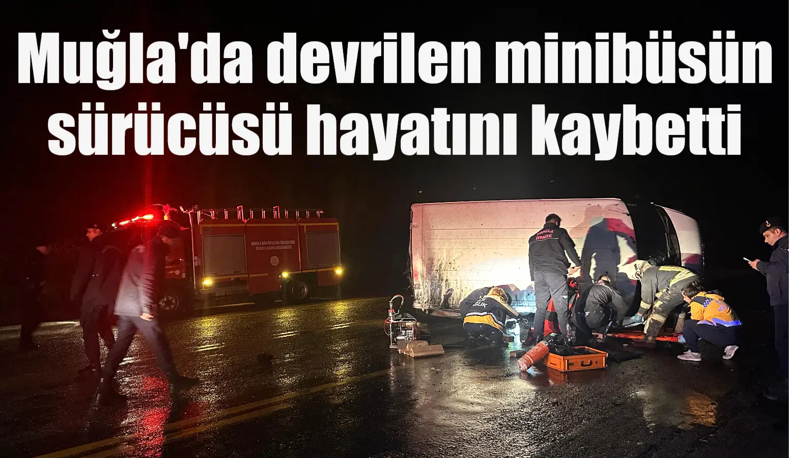 Muğla'nın Fethiye ilçesinde meydana gelen trafik kazasında devrilen minibüsün altında