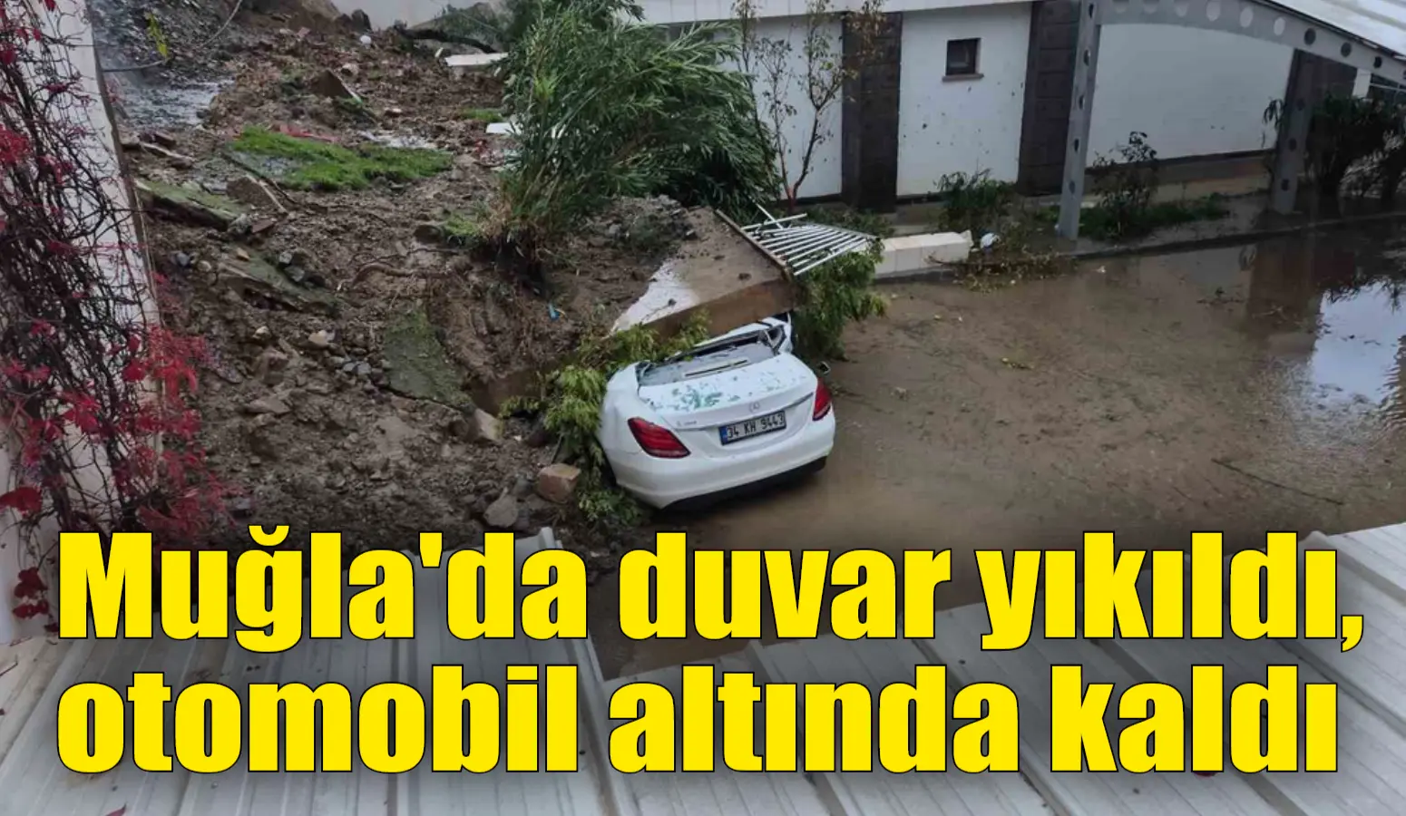 Muğla’nın Bodrum ilçesinde yağışın etkisiyle bir sitenin istinat duvarı yıkıldı.