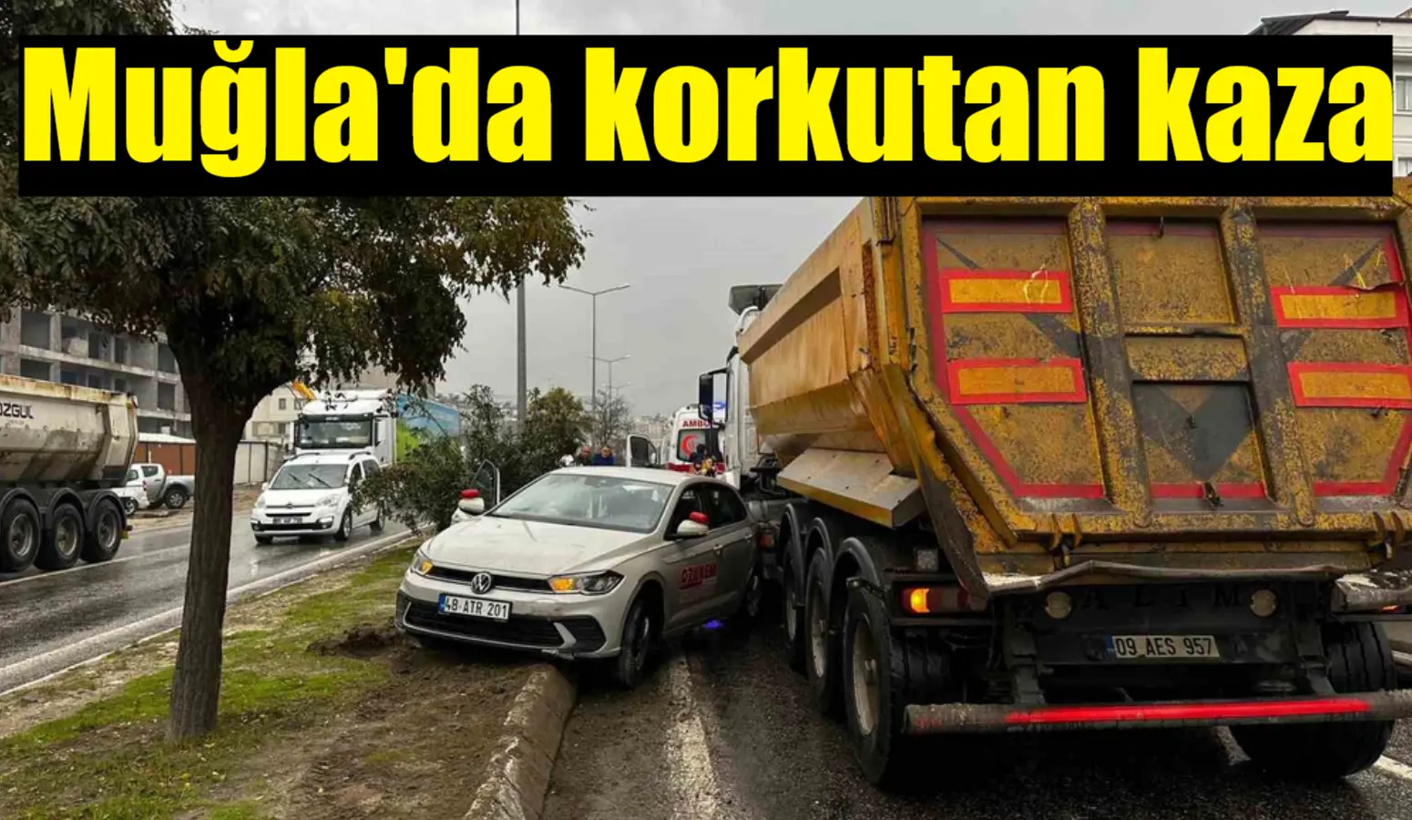 Muğla’nın Milas ilçesinde meydana gelen trafik kazasında otomobilde maddi hasar