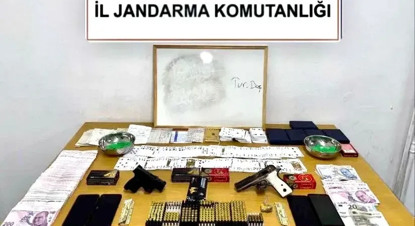 Bodrum Turgutreis Mahallesinde bir kıraathaneye düzenlenen operasyonda ruhsatsız silahlar, uyuşturucu