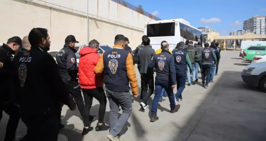İstanbul'da düzenlenen yasa dışı bahis operasyonunda gözaltına alınan 4 şüpheliden