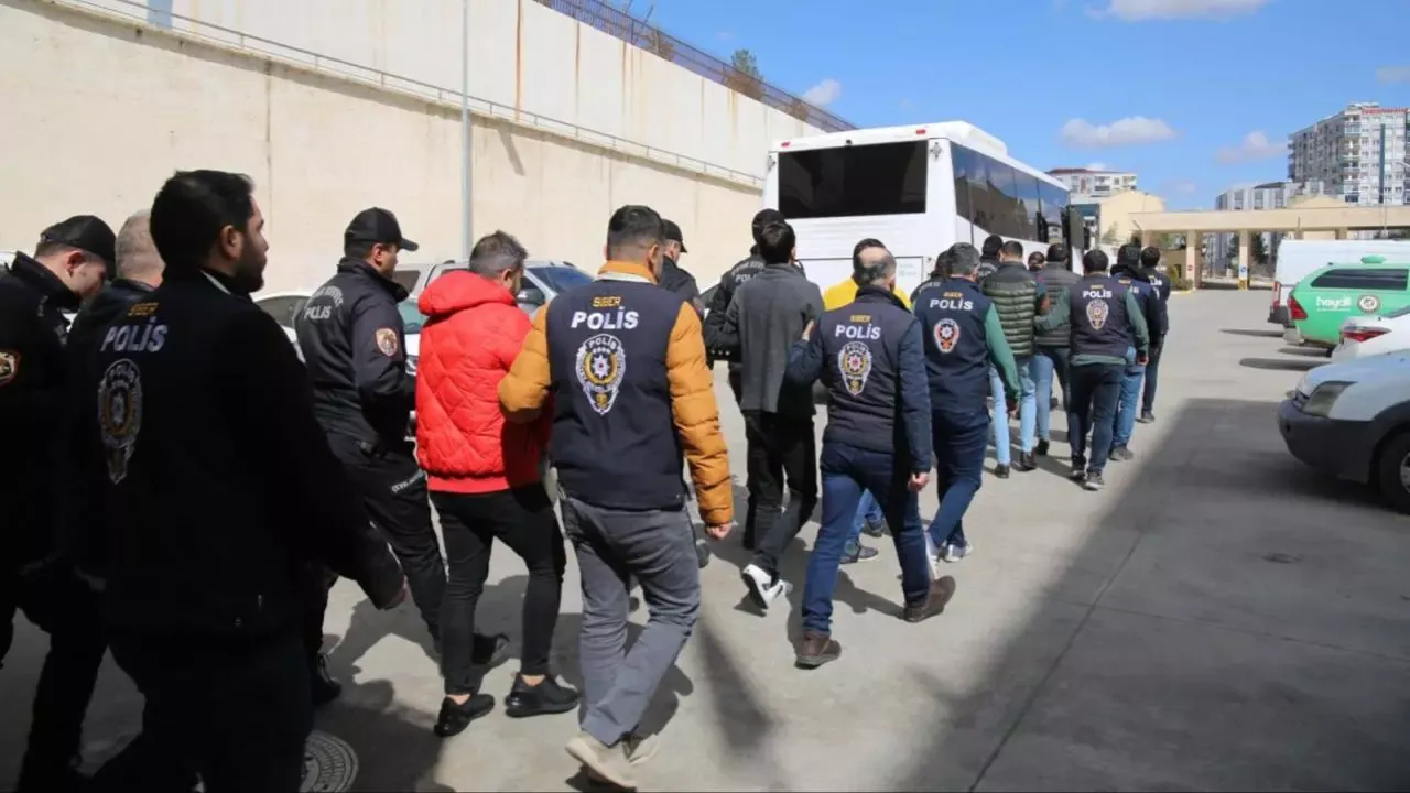 İstanbul'da düzenlenen yasa dışı bahis operasyonunda gözaltına alınan 4 şüpheliden