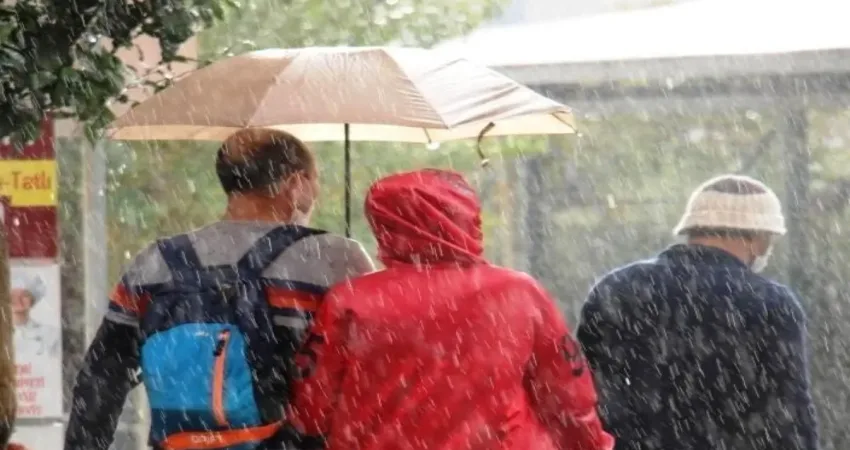 Aydın’da yağışlı hava devam edecek Aydın'da hafta sonu aralıklarla yağışlı hava etkili oluyor. Yağışlı hava