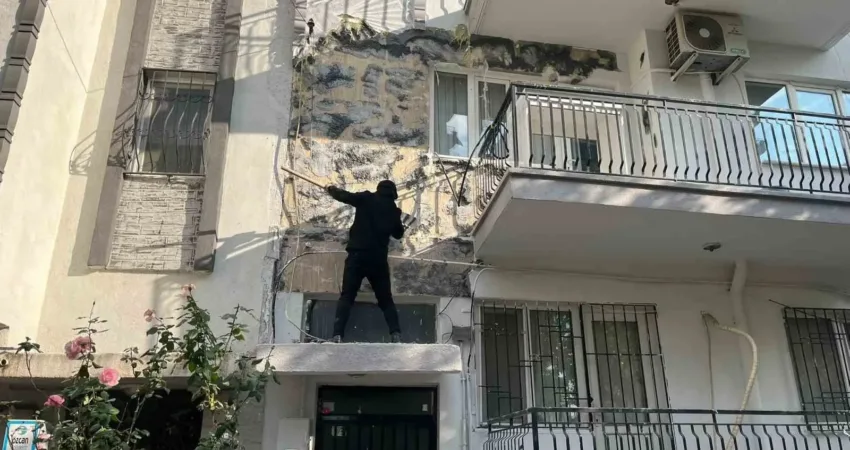 Aydın’da ustalar parasını alamayınca dairenin dış cephesini söktüler Aydın’ın Efeler ilçesinde 5 katlı bir apartmanın dış cephesini 15