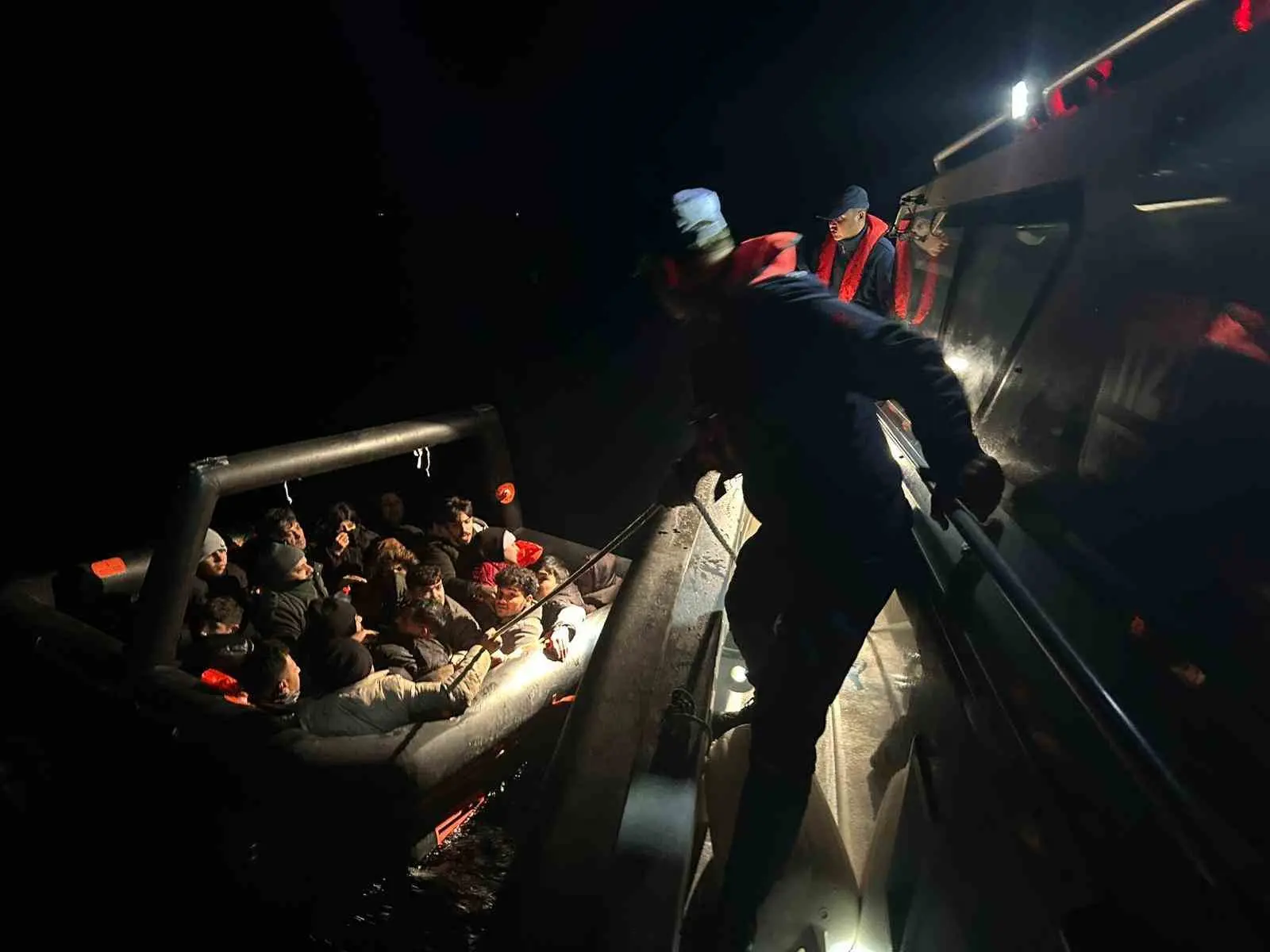 Muğla’nın Bodrum ilçesi açıklarında Yunanistan unsurlarınca 6’sı çocuk 21 düzensiz