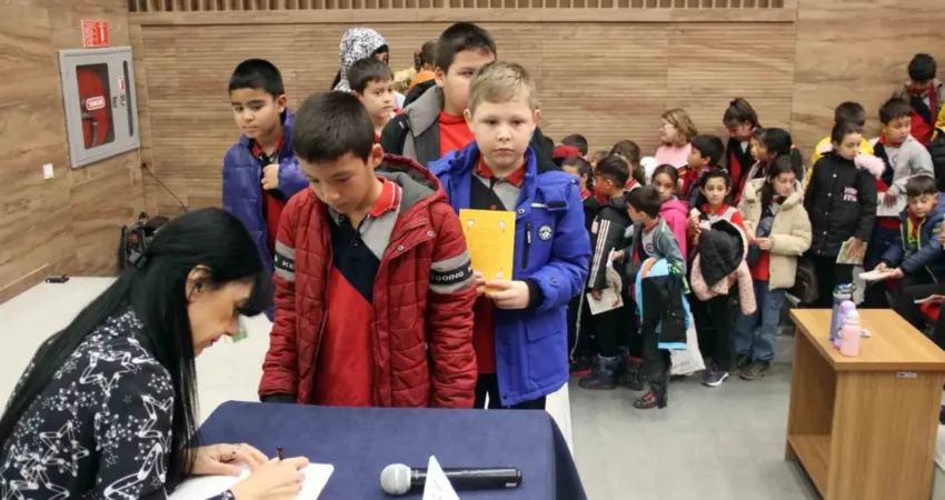Muğla Büyükşehir Belediyesi, çocuklara okuma alışkanlığı kazandırmak amacıyla çocuk yazar
