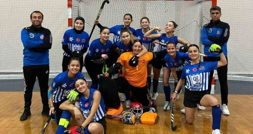 Türkiye Kadınlar Hokey Süper Ligi’nde mücadele eden CB Ege Yıldızları,