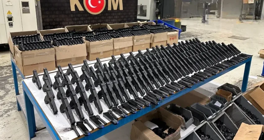 İzmir’in Menderes ilçesinde bulunan ev ve iş yerlerindeki gizli bölmelerden