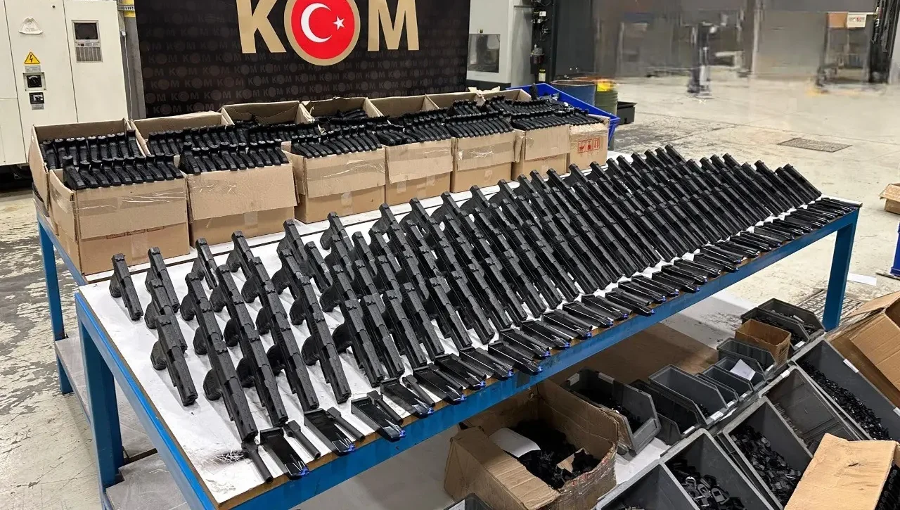 İzmir’in Menderes ilçesinde bulunan ev ve iş yerlerindeki gizli bölmelerden