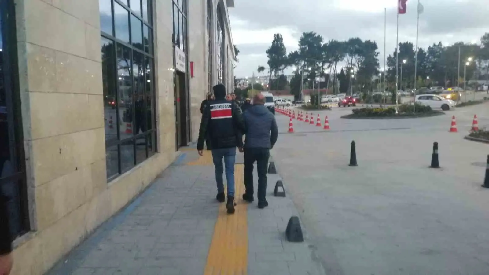 İzmir’de, jandarma ekiplerince terör örgütlerine yönelik gerçekleştirilen operasyonda 5 şüpheli