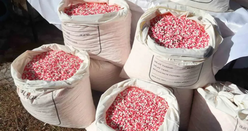 İzmir’de yılbaşı öncesi emniyetten rekor uyuşturucu operasyonu İzmir’in Balçova ilçesinde gerçekleştirilen operasyonda 219 kilo 600 gram metamfetamin