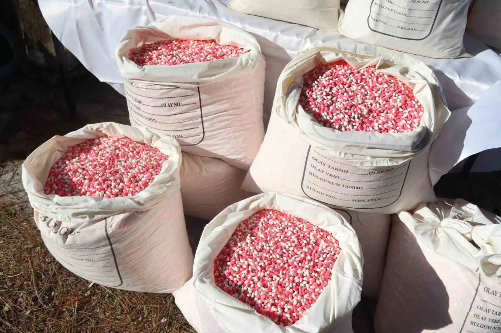 İzmir’in Balçova ilçesinde gerçekleştirilen operasyonda 219 kilo 600 gram metamfetamin