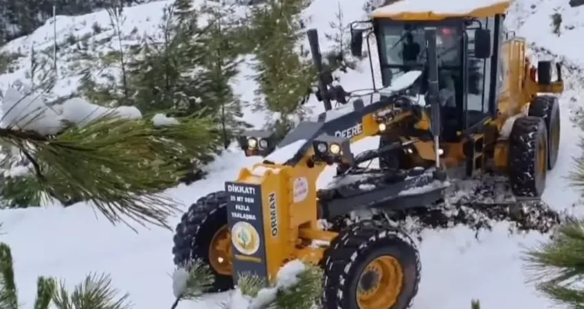 Muğla’nın Köyceğiz ilçesinde karla kaplanan yollar ekipler tarafından açıldı.