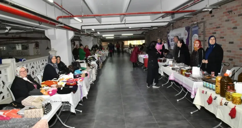 Manisa’nın Yunusemre ilçesinde kendileri açılan pazarda el emeği ürünlerini satan