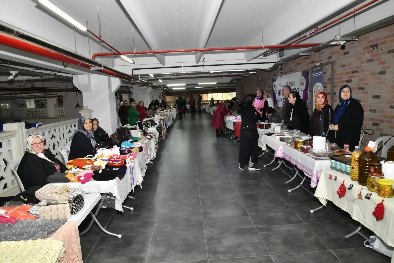 Manisa’nın Yunusemre ilçesinde kendileri açılan pazarda el emeği ürünlerini satan